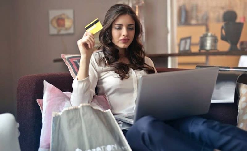 Online-ul nu mai e la fel de atractiv: românii își limitează cumpărăturile