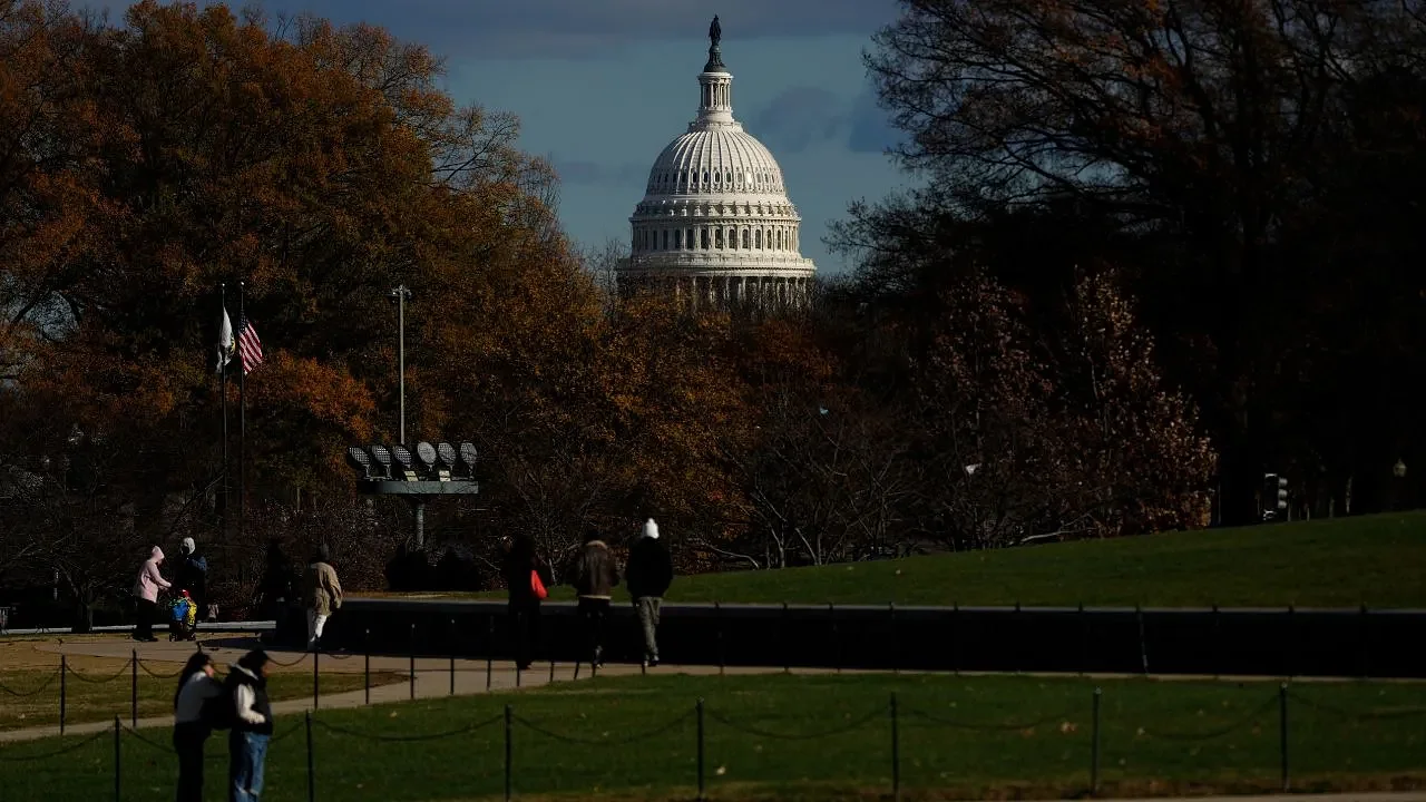Nearly 100 former lawmakers call on House to ban stock trading by members of Congress