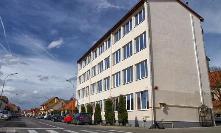 Acuzații de bullying la școala din Șelimbăr: tată vitreg, amendat după ce a făcut scandal în unitate