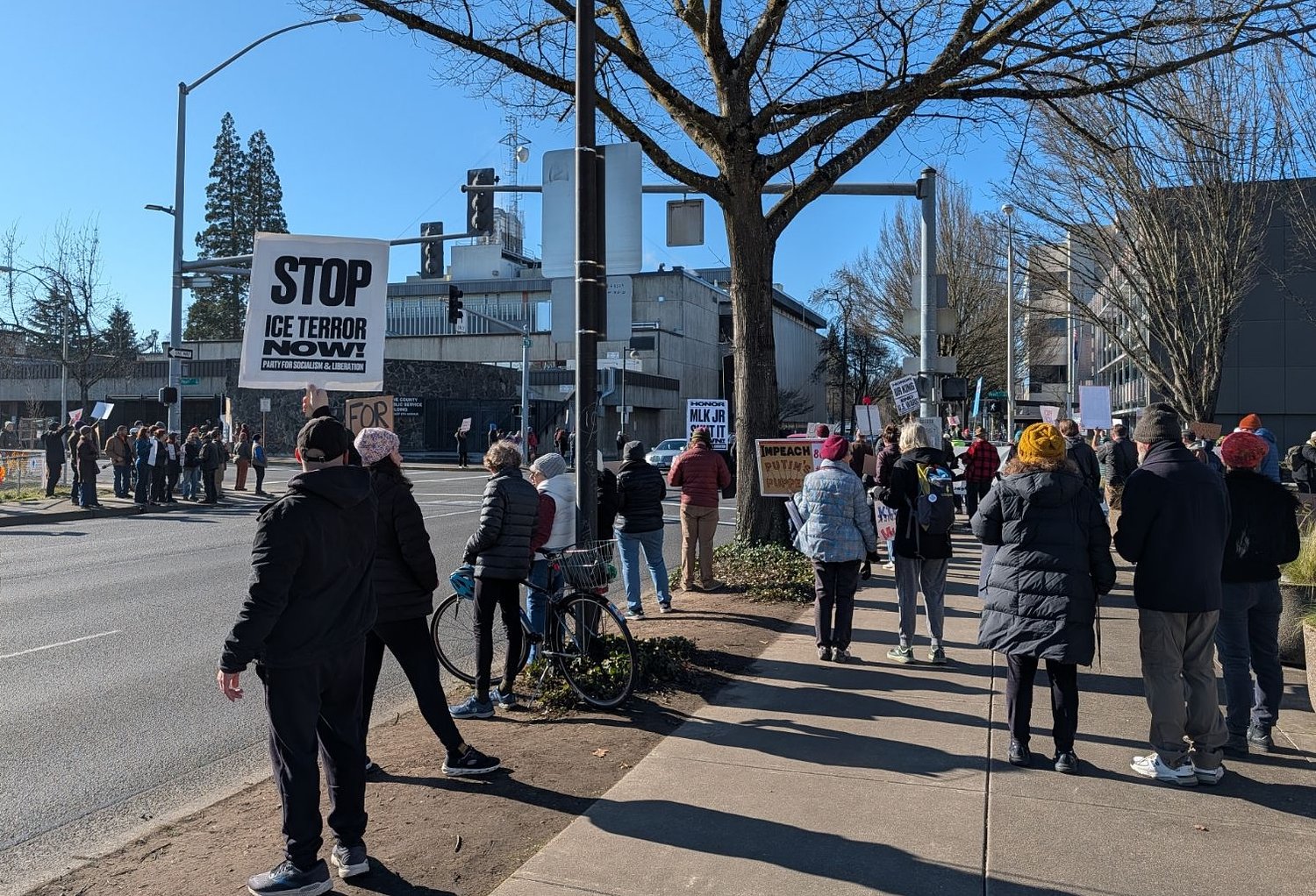 Crowd at Eugene Federal Building protests latest Minneapolis killing