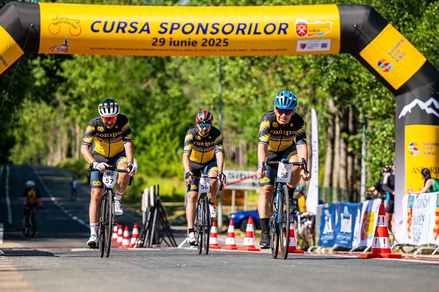 Turul Ciclist al Sibiului a pornit cu forță: sute de angajați din 30 de companii au pedalat în ”Cursa Sponsorilor” / foto