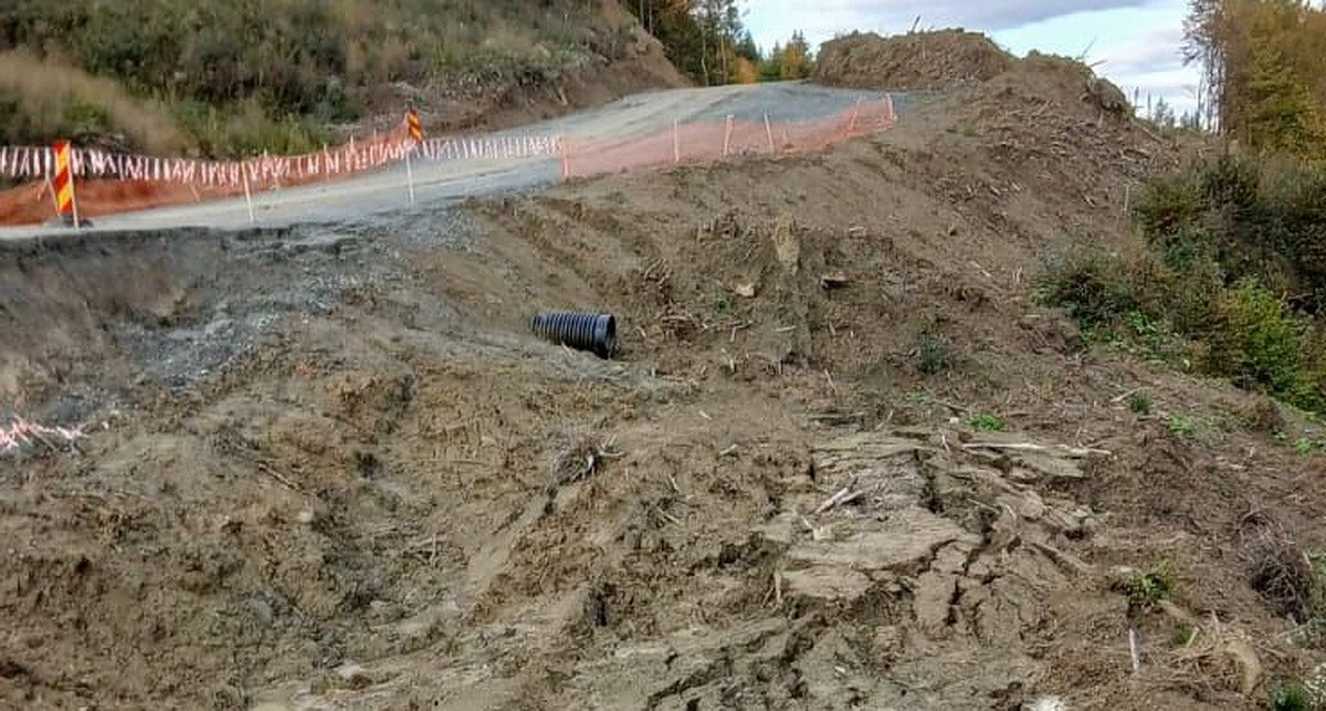 Gâlceava alunecărilor de teren de pe pe șantierul autostrăzii Sibiu-Pitești: explicațiile constructorului contestate puternic de localnici