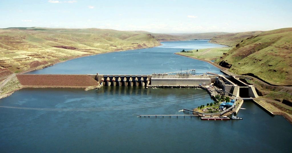 Snake River dam leaks oil into river