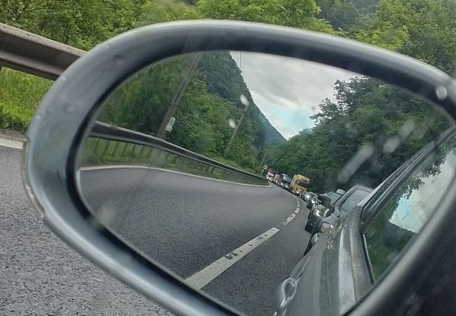 Șoferi blocați ore întregi pe Valea Oltului: cozi uriașe din cauza lucrărilor la pasajul Râul Vadului