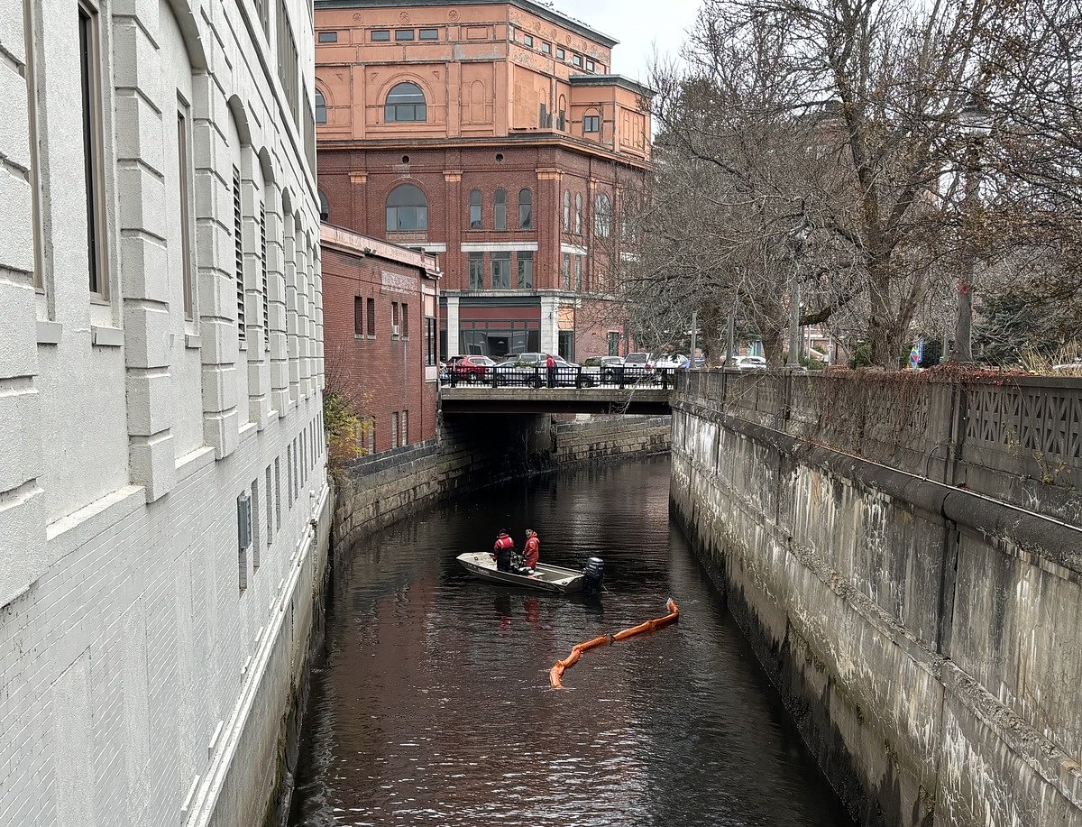 75 gallons of heating oil spills into Kenduskeag Stream in downtown Bangor