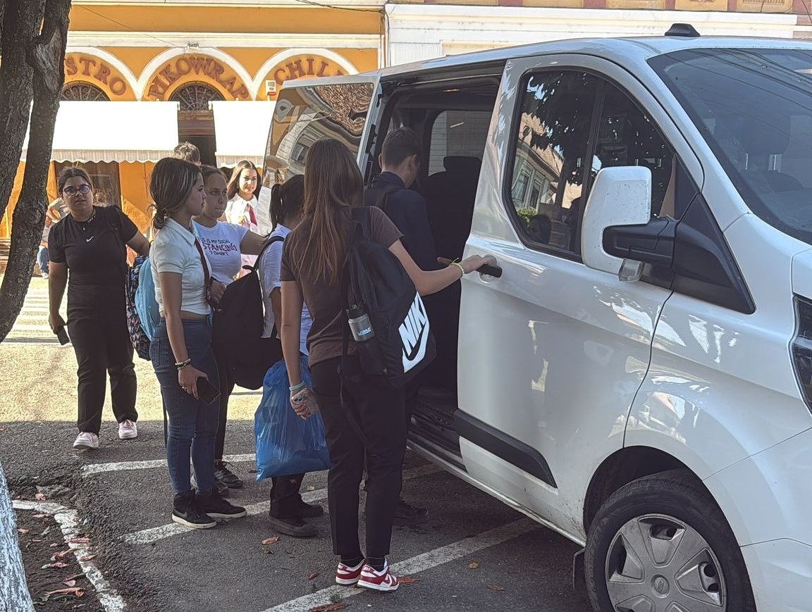 Gestul unui primar din Sibiu: face pe șoferul zilnic pentru elevii liceeni din Copșa Mare