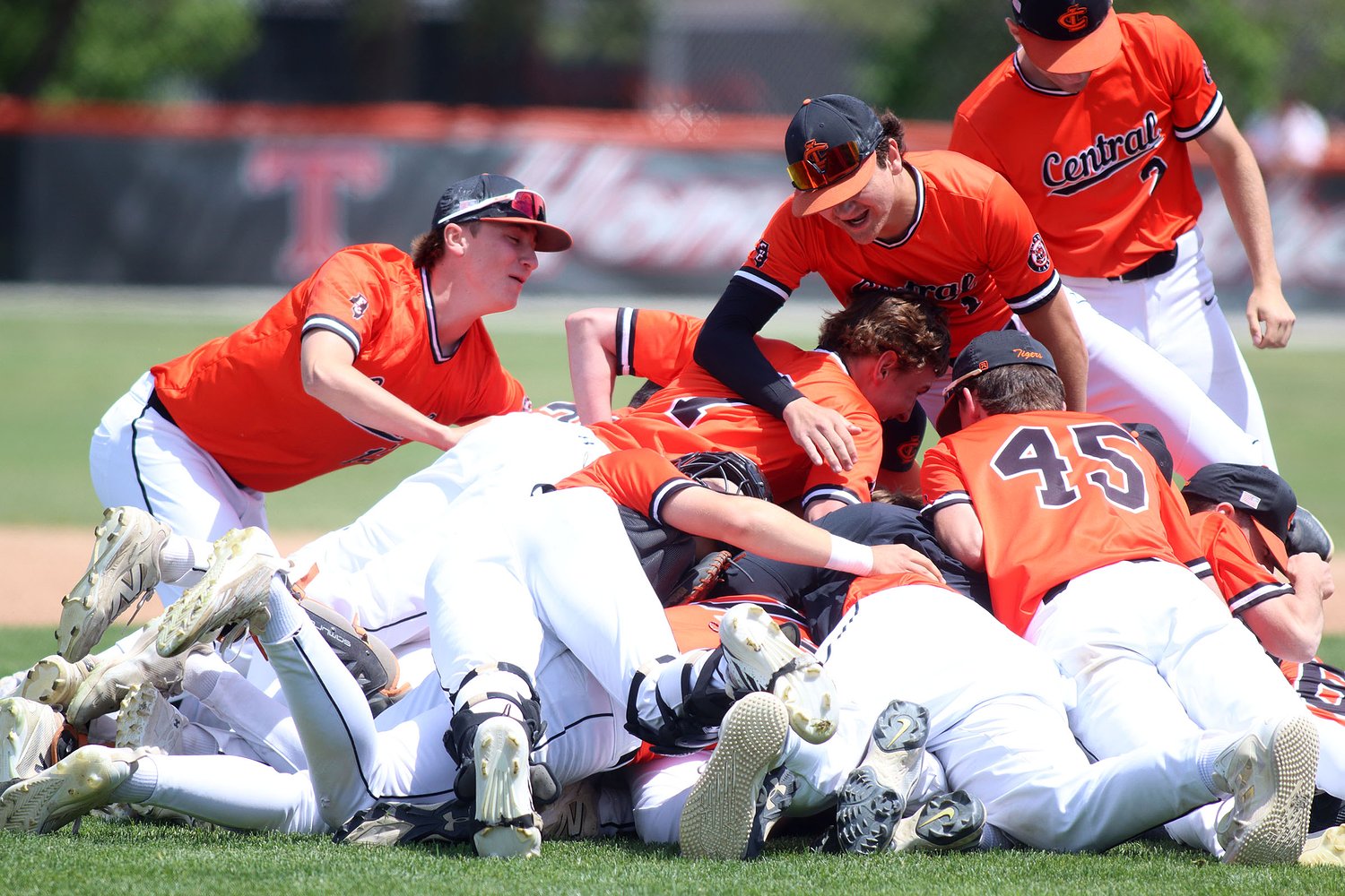 Crystal Lake Central holds off upset-minded Woodstock North for regional title