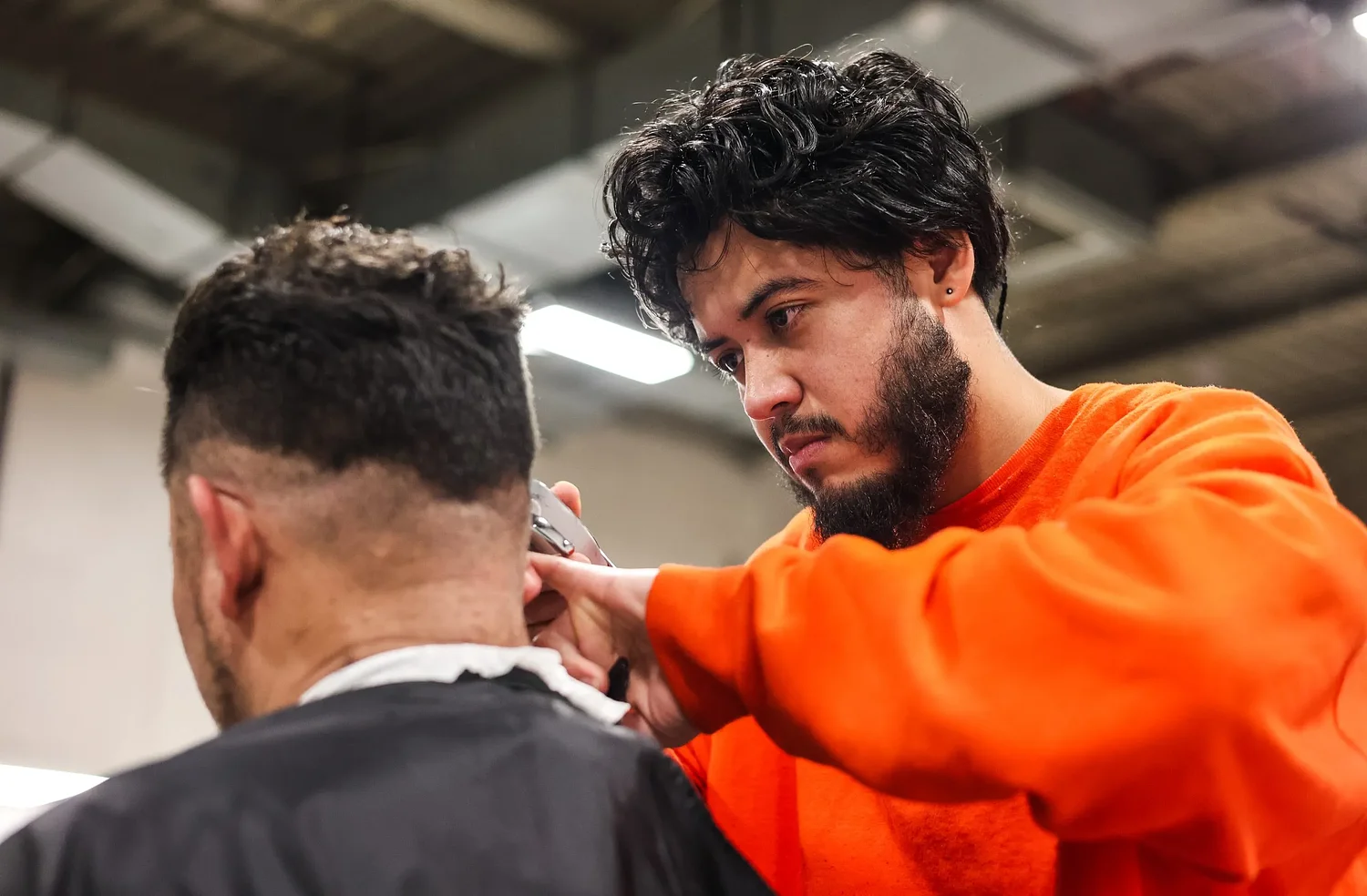 Dentro de la cárcel de S.F., 13 barberos recién graduados se gradúan