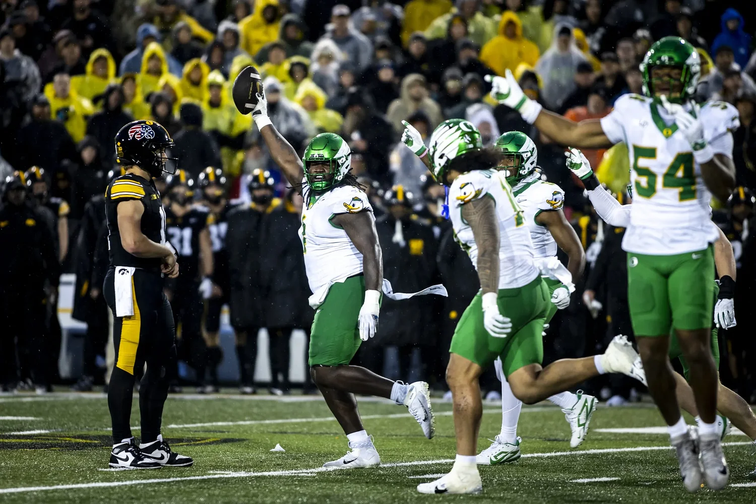 Oregon flies south with focus, momentum — and yes, gray pants