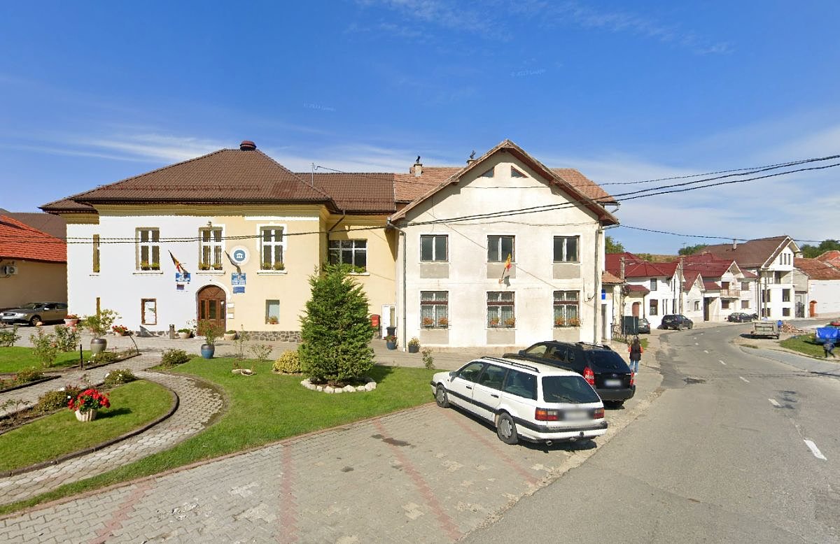 Scene violente la Poiana Sibiului: un bărbat a spart cu pietre geamurile Primăriei