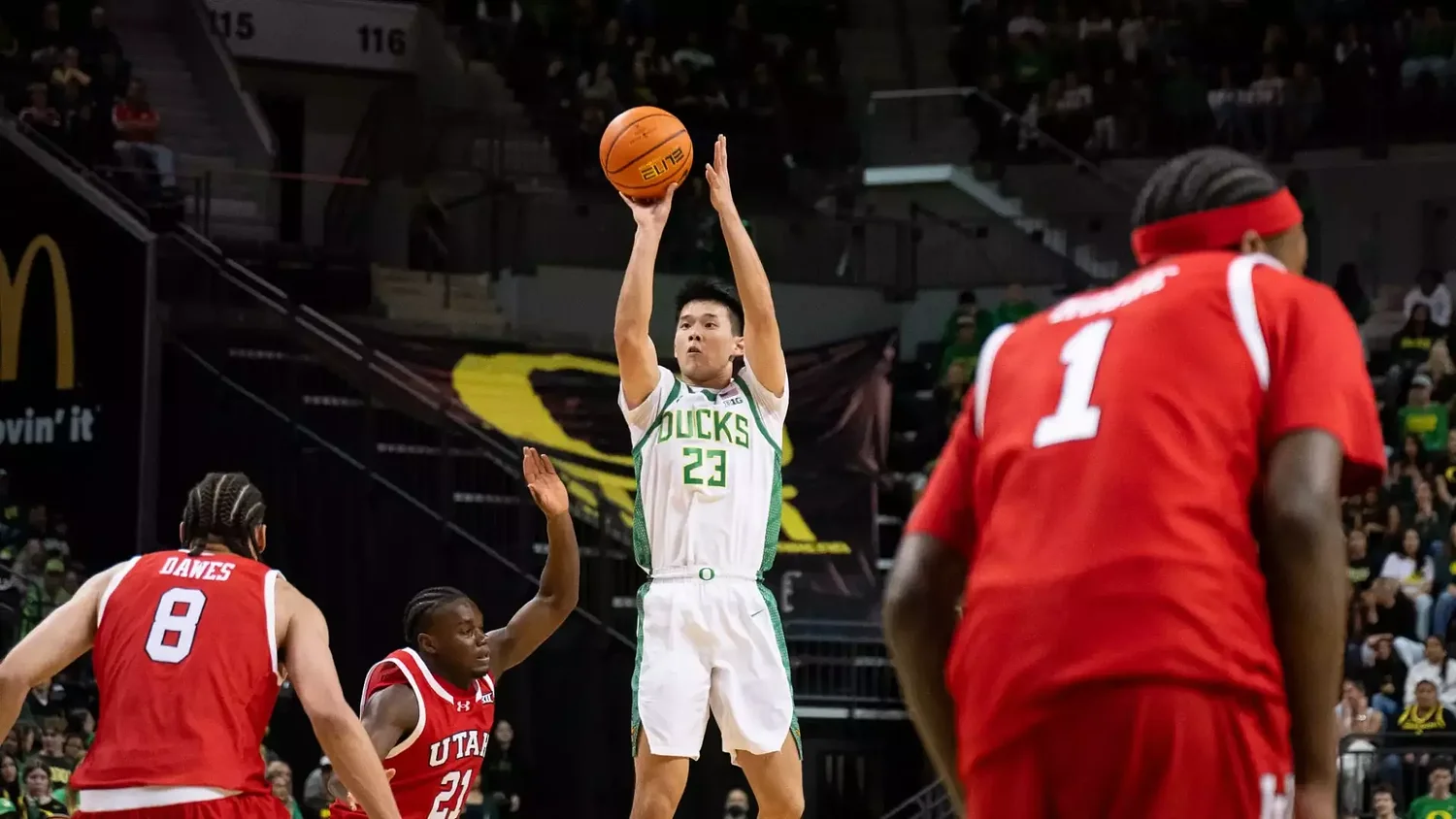 Oregon guard Wei Lin brings the flair — and the fans