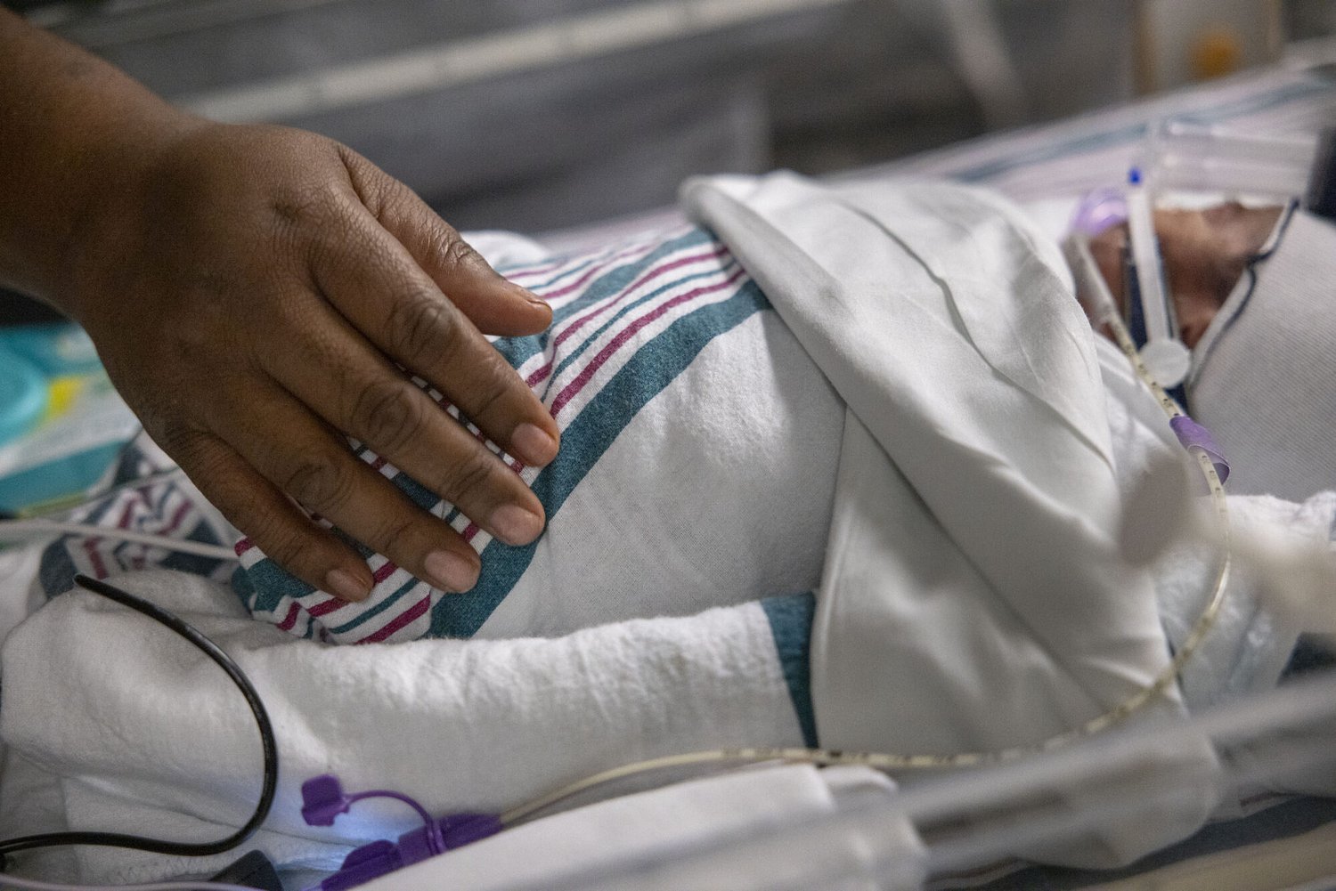 ¿Llamar al 911 o arriesgarse a perder al bebé? Redadas obligan a algunos inmigrantes a evitar la atención médica