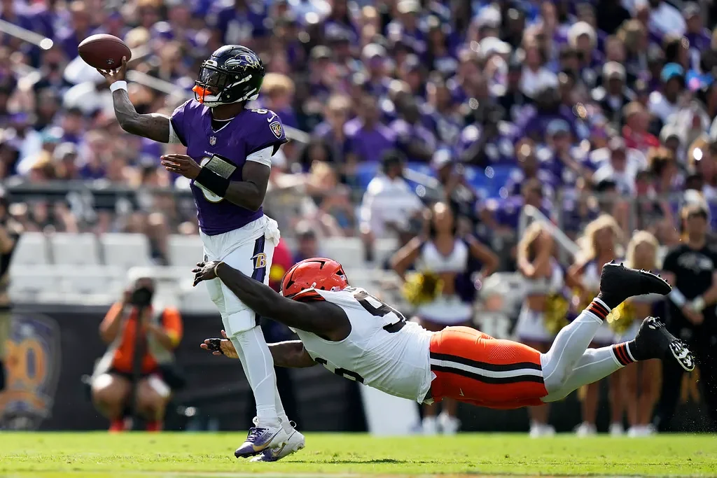 Jackson throws 4 TD passes, and the Ravens close strong in a 41-17 victory over the Browns