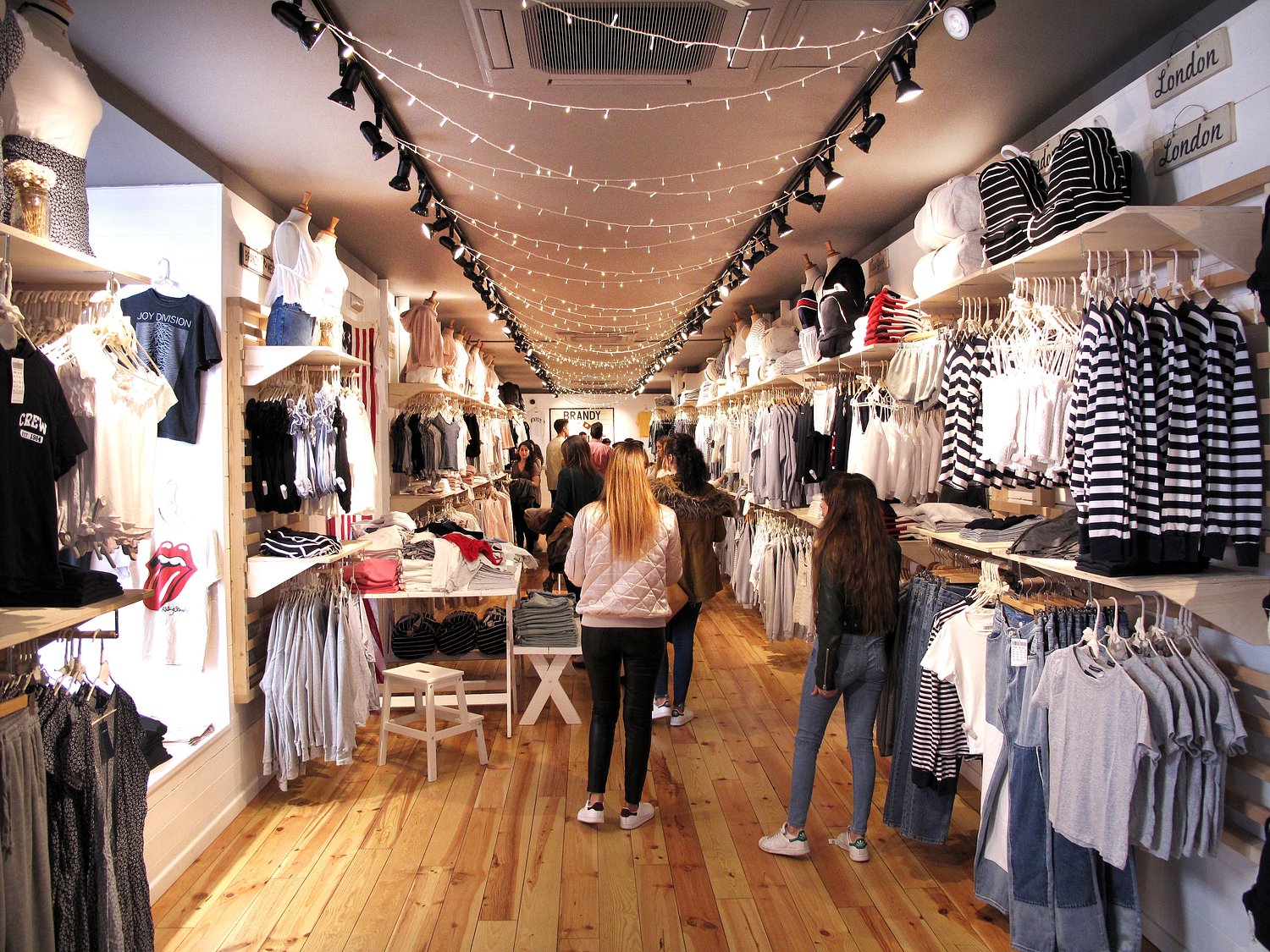 Controversial teen clothing retailer shuts down fitting rooms in all U.S. stores (report)