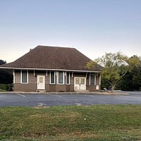 Mendota couple opens vintage candy and antiques store in historic depot