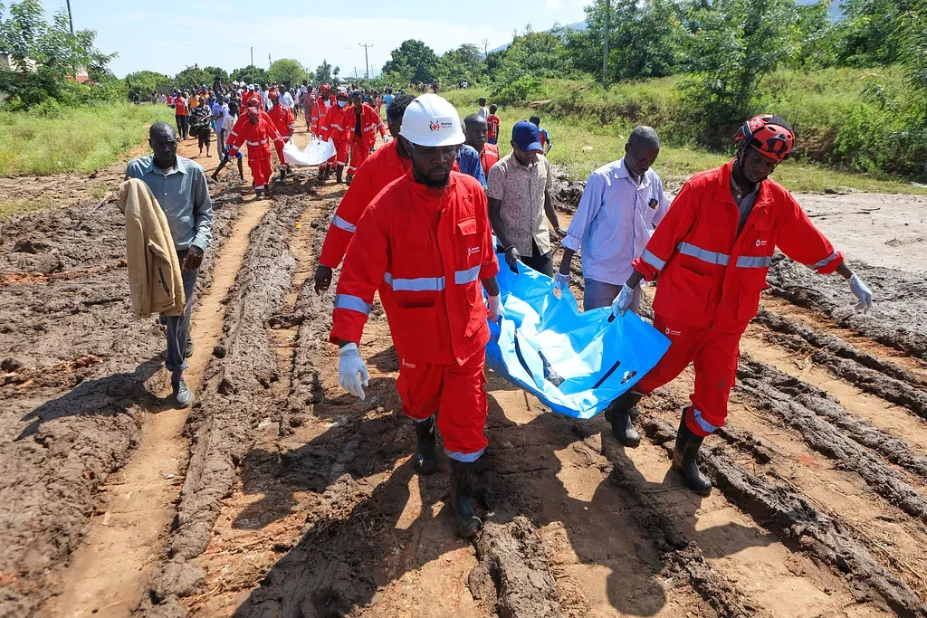 Kenyan landslide death toll rises to 26 as flash floods hamper search for survivors
