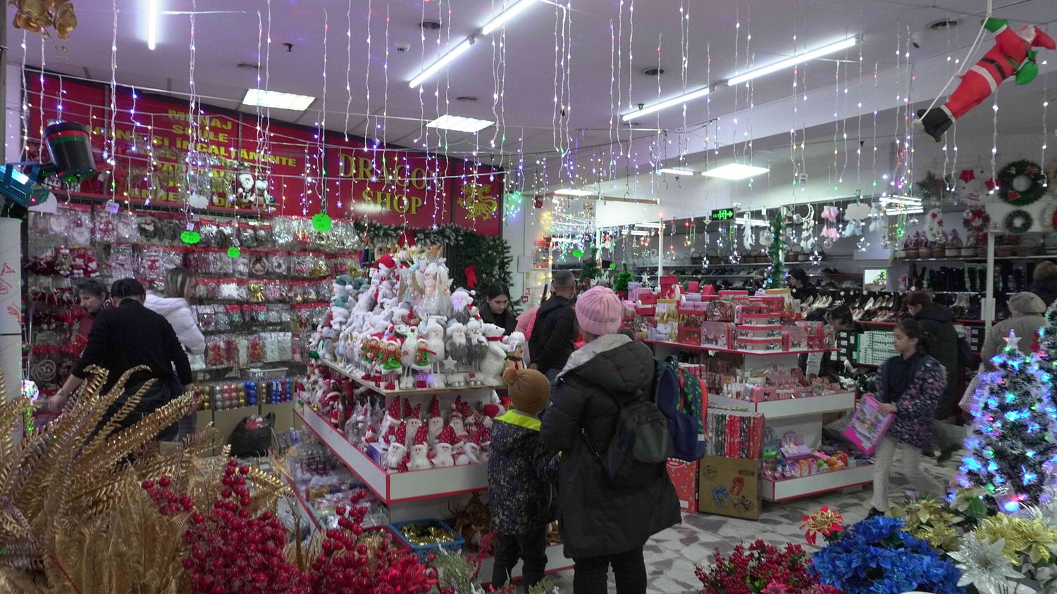 Temu și Shein lovesc puternic în magazinele chinezești la Sibiu: Galeriile Pacea și Dragonul Roșu, supraviețuiesc datorită chilipirurilor / foto