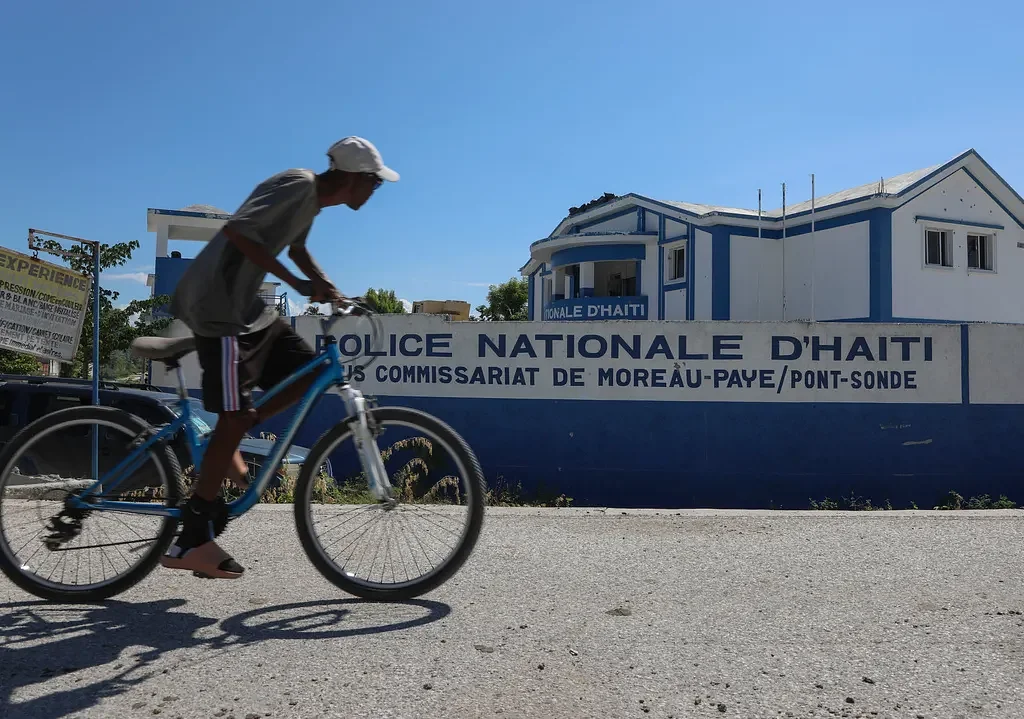 Gangs launch large-scale attack in Haiti's central region as hundreds flee gunfire and burning homes