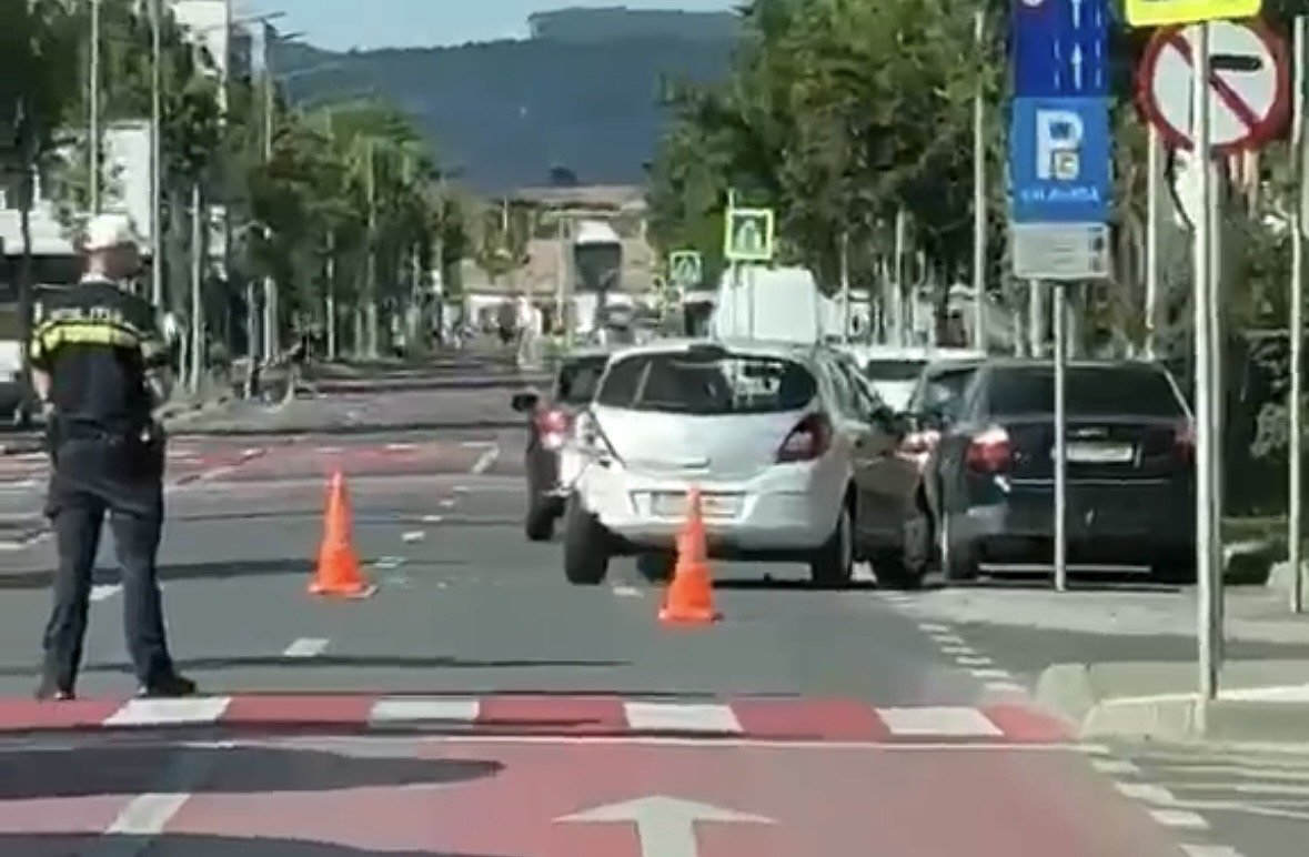Accident cu două mașini pe Calea Dumbrăvii: un șofer de 75 de ani a ajuns la spital