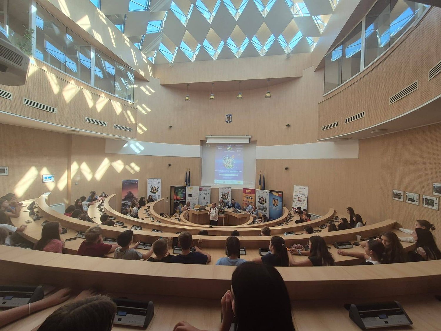 Sute de elevi din Sibiu au învățat azi cum să se apere de pericolele din online / foto