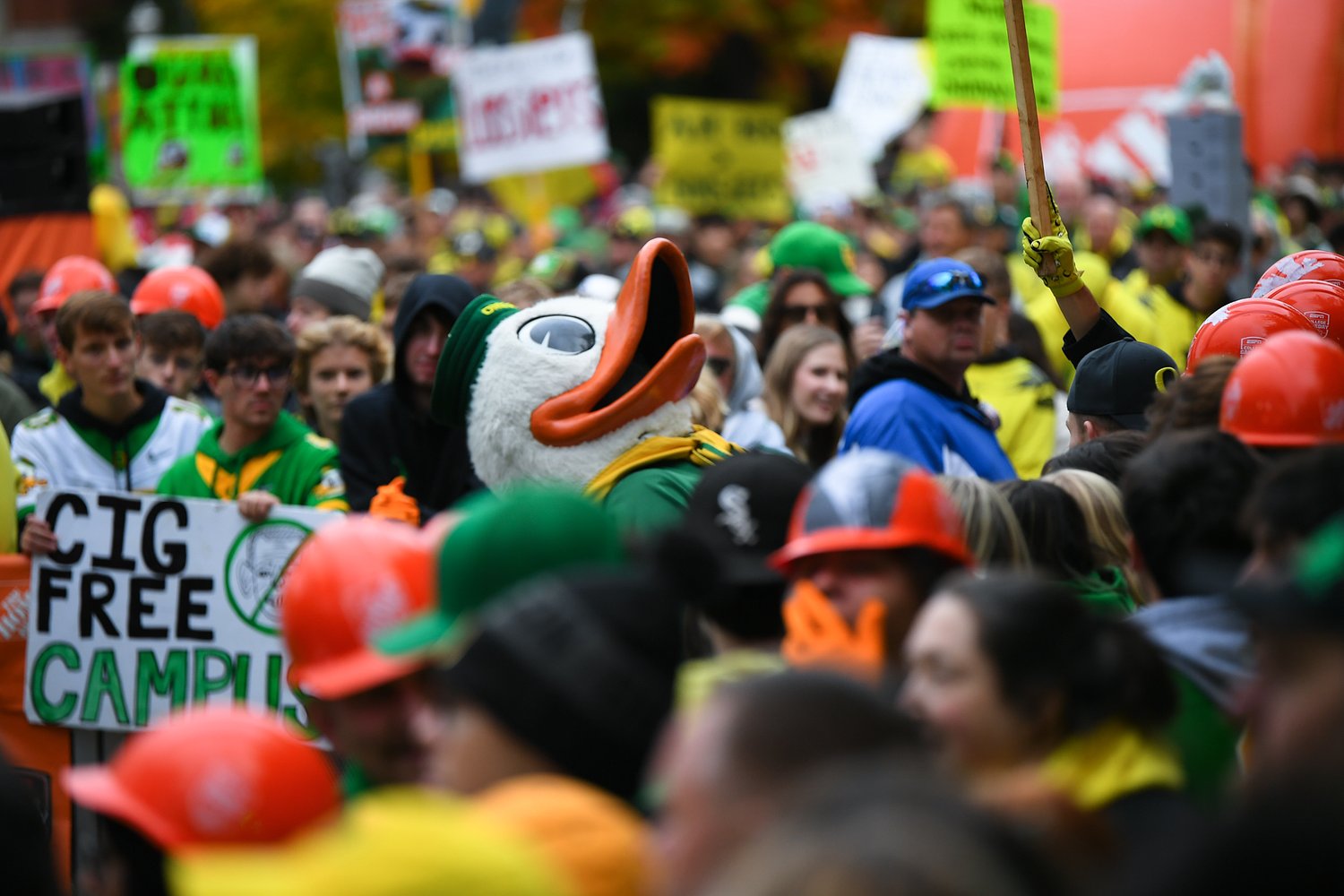 Pop star Madison Beer spotted in Eugene with Justin Herbert ahead of College GameDay