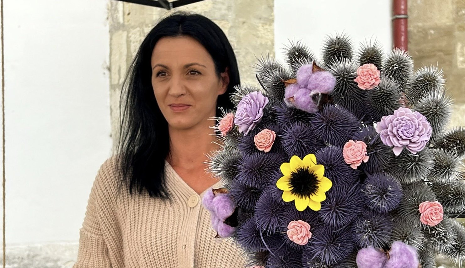 Minunea din Cisnădie: Ramona face buchete din ciulini și le vinde la târgurile din Sibiu