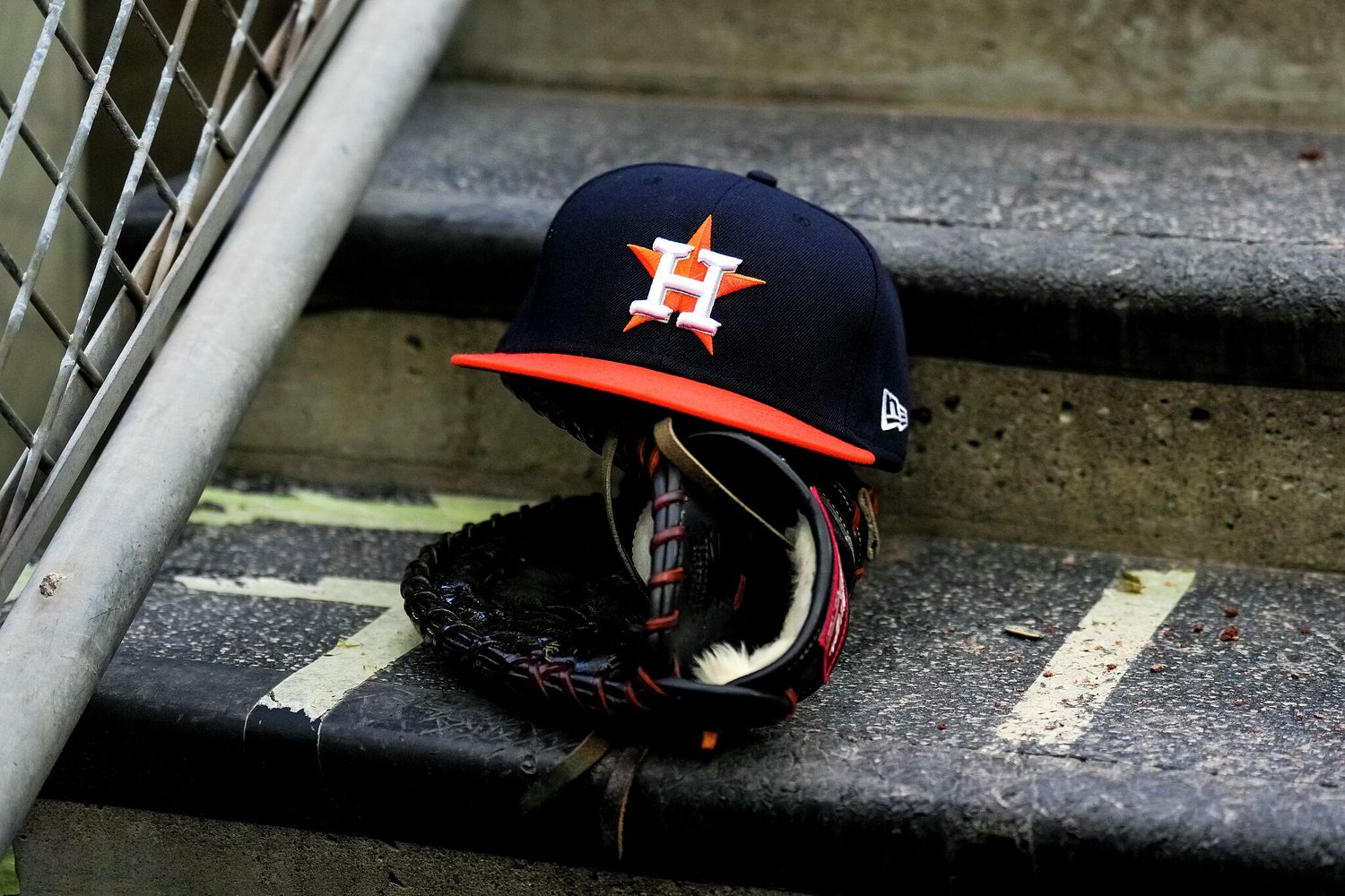 Astros outfielder Dezenzo hits injured list with hand inflammation