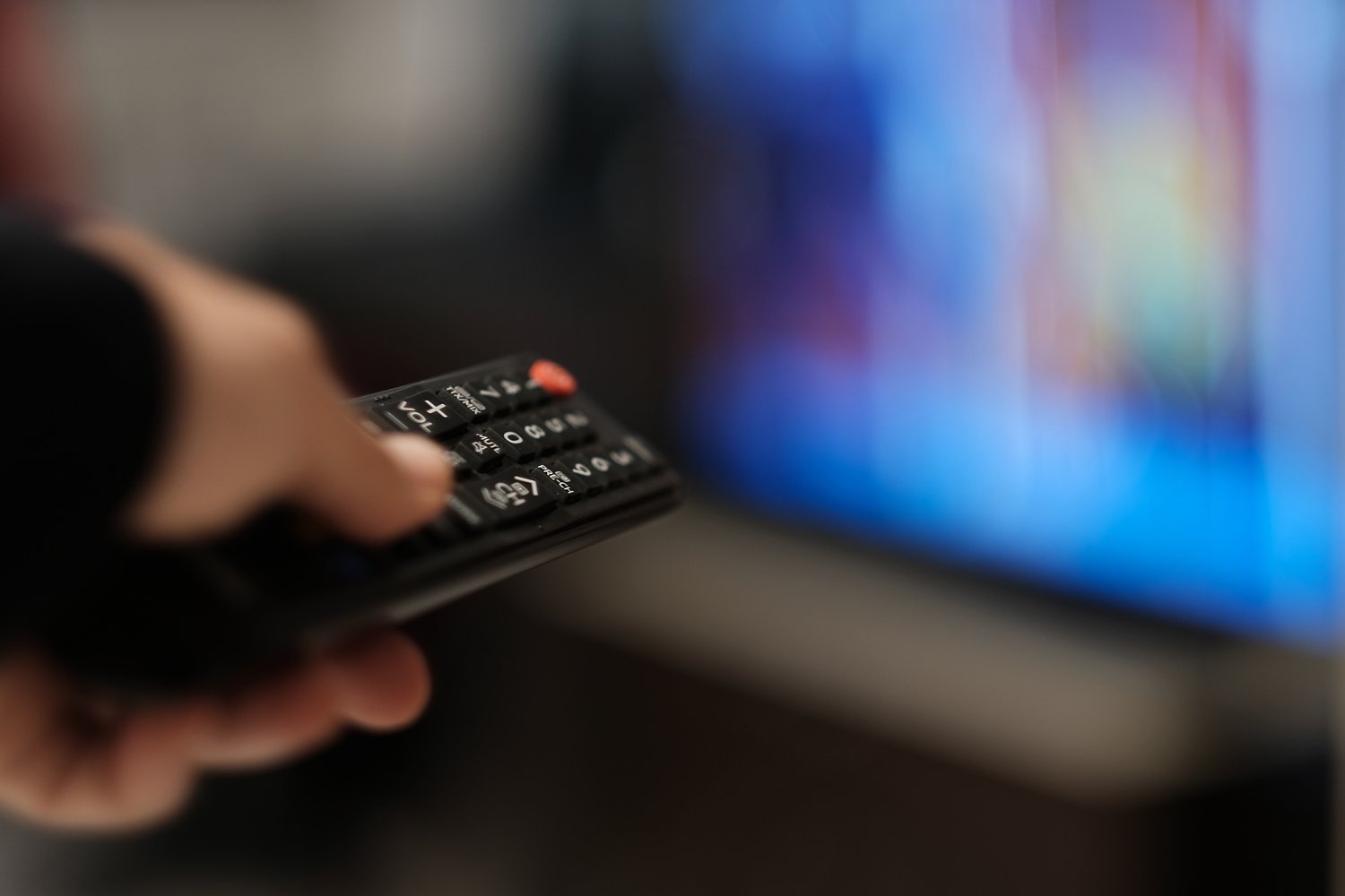Miss Manners: In nighttime TV volume standoff, who’s right - guest or host?