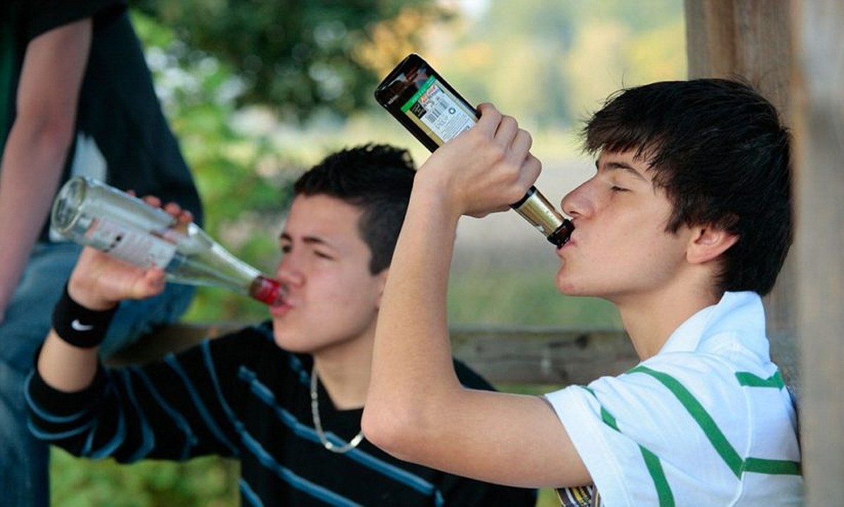 Copiii români încep să bea de la 11 ani: România, pe primele locuri în UE la consumul de alcool
