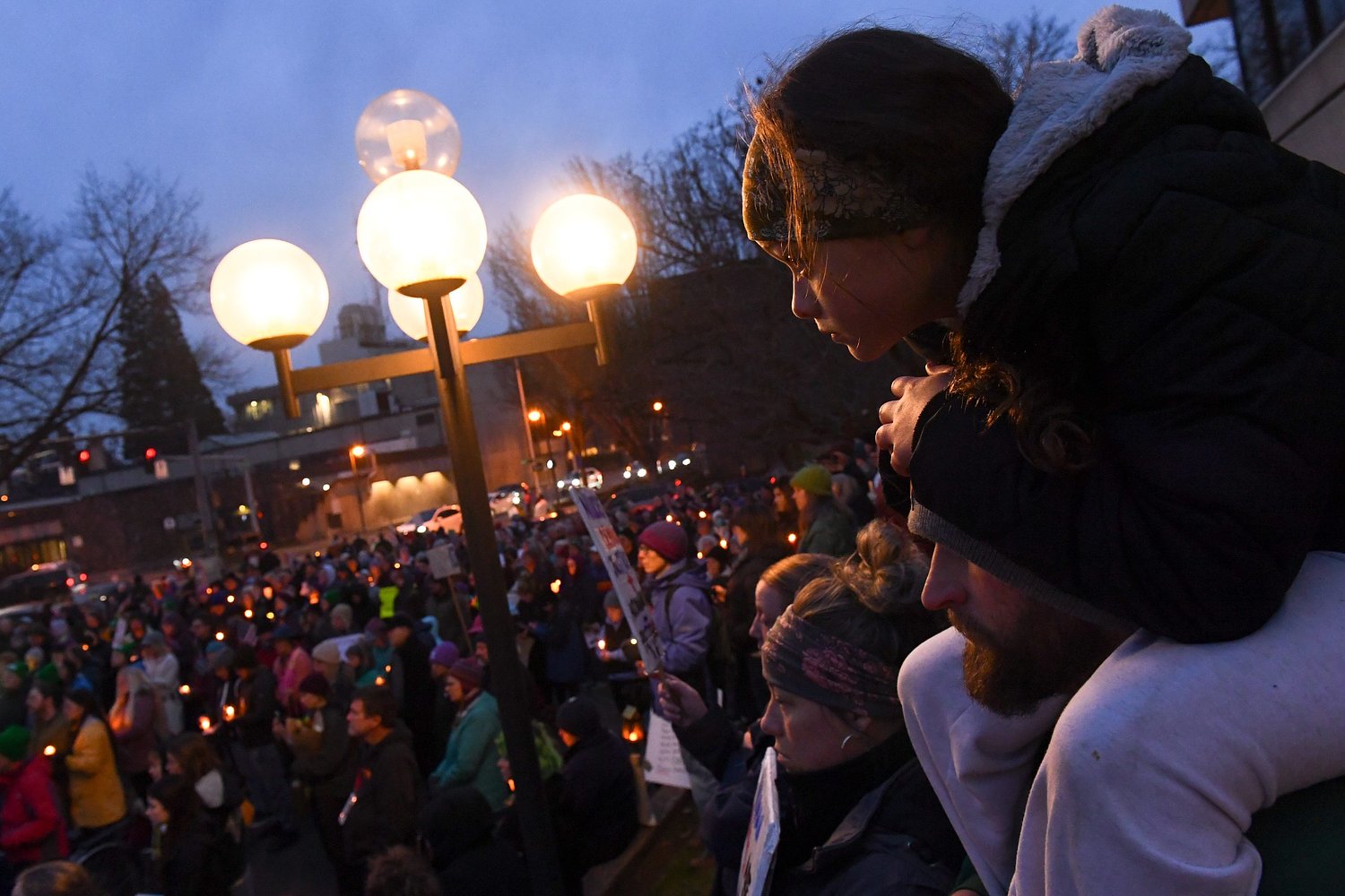 Hundreds gather to mourn Alex Pretti at candlelight vigil