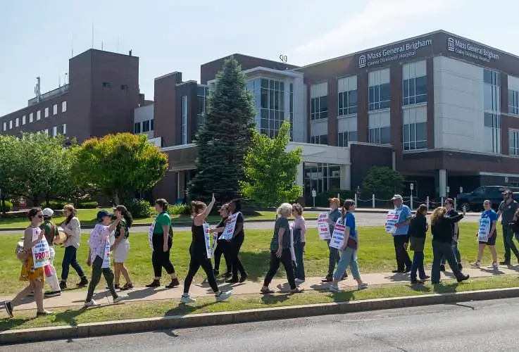 Cooley Dickinson nurses reach tentative contract, call off strike