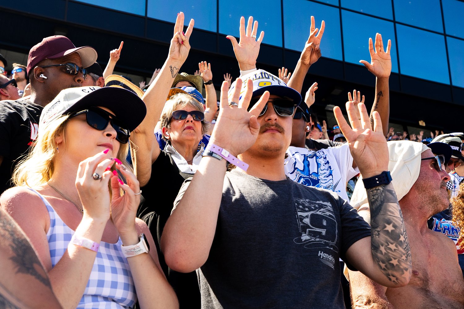 Michigan fans give Kyle Busch an 8-finger salute during MIS NASCAR race
