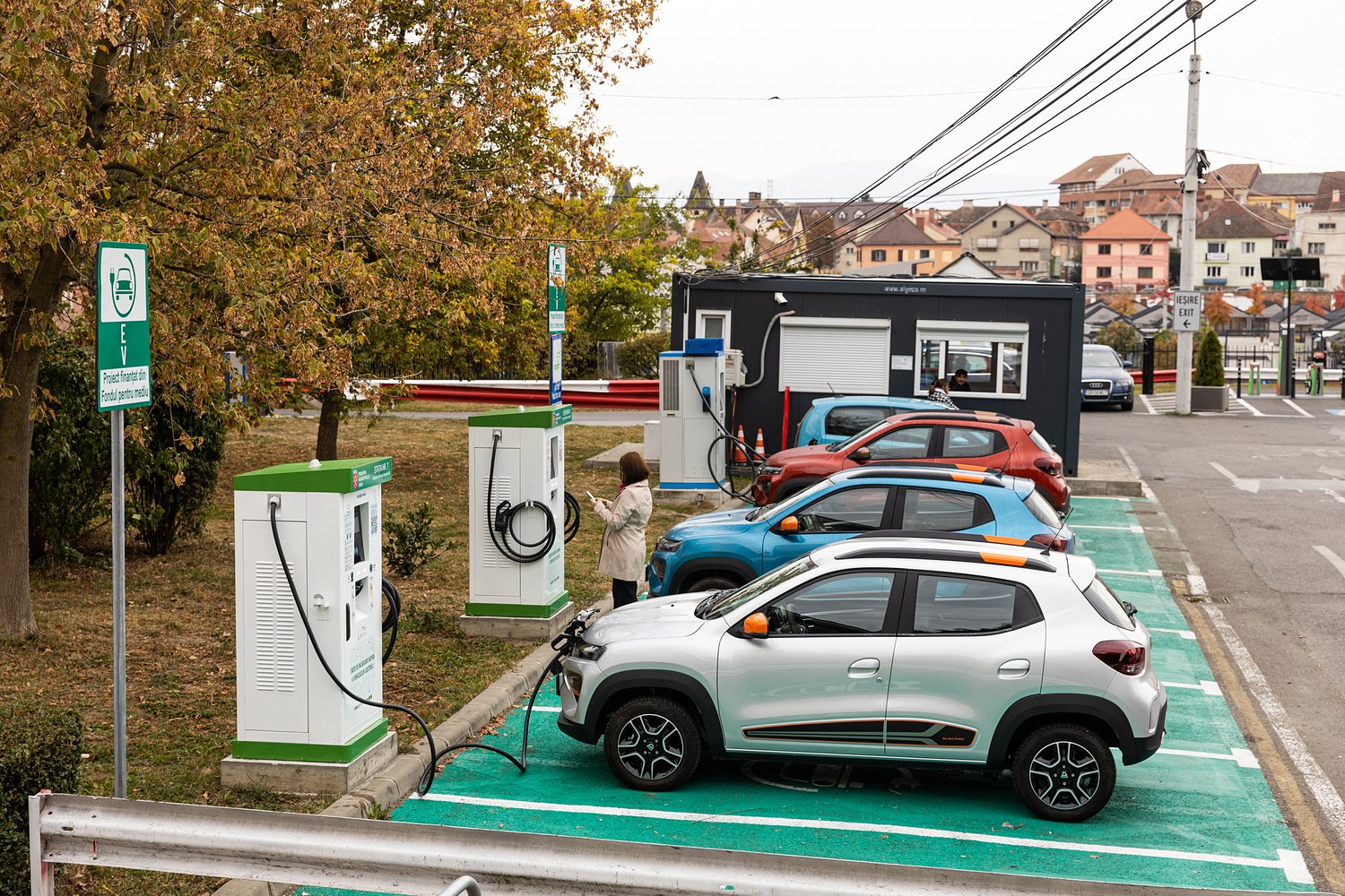 Se majorează tariful pentru încărcarea mașinilor electrice la stațiile primăriei Sibiu: e dublu!