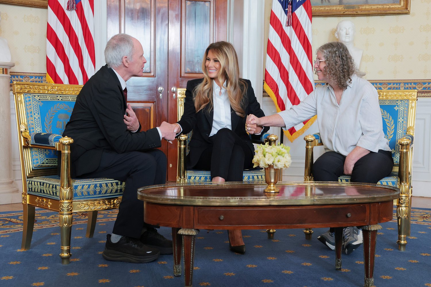Melania Trump hosts Keith and Aviva Siegel in emotional White House reunion