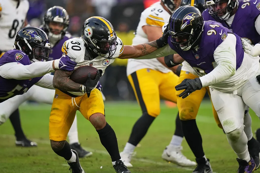 Late reversal helps Steelers hold on for 27-22 win over Ravens and sole possession of division lead