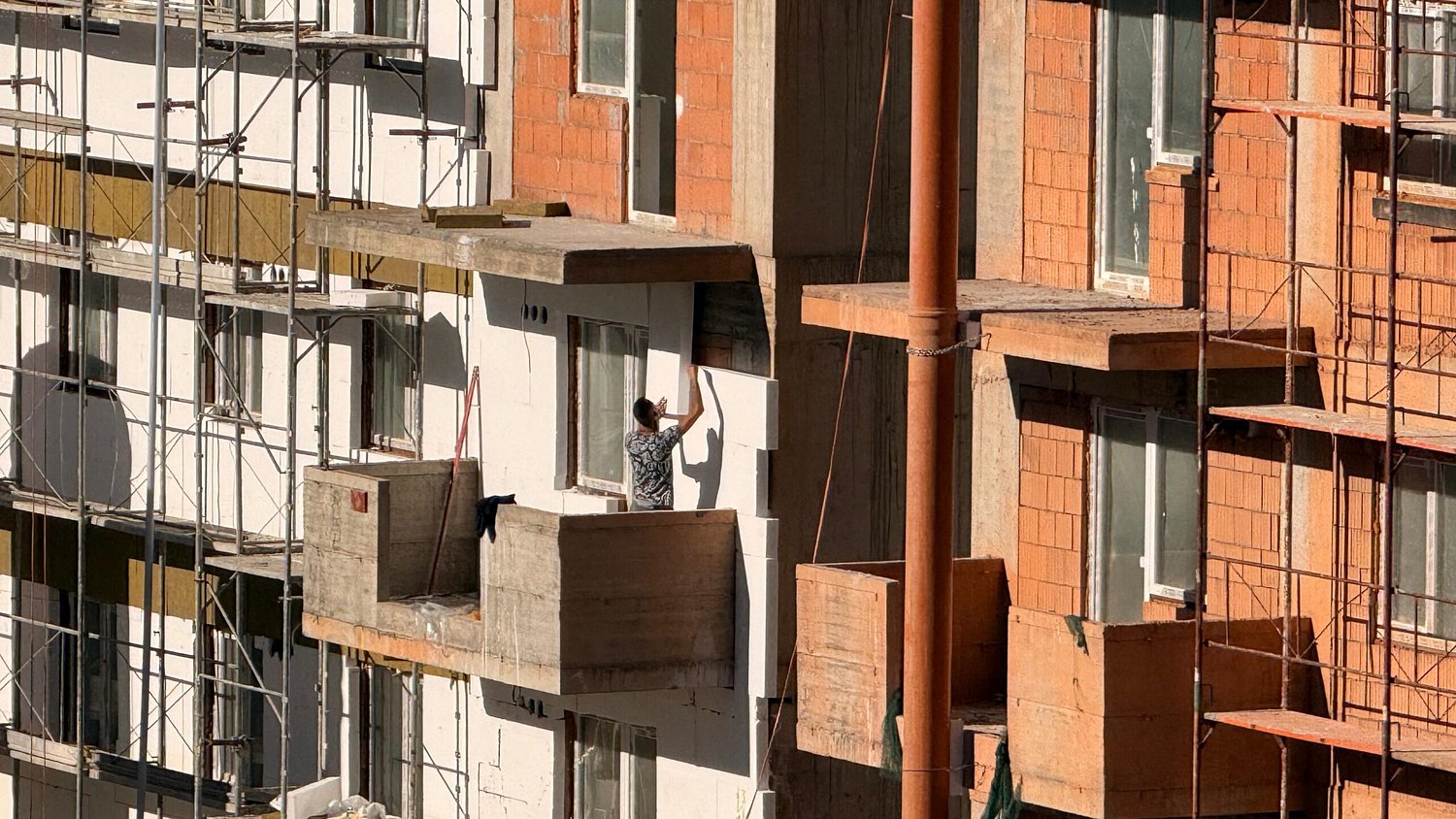 Cum (nu) se respectă legea pe șantierele Sibiului. Dezvoltatori imobiliari amendați la foc continuu pentru nereguli / foto video