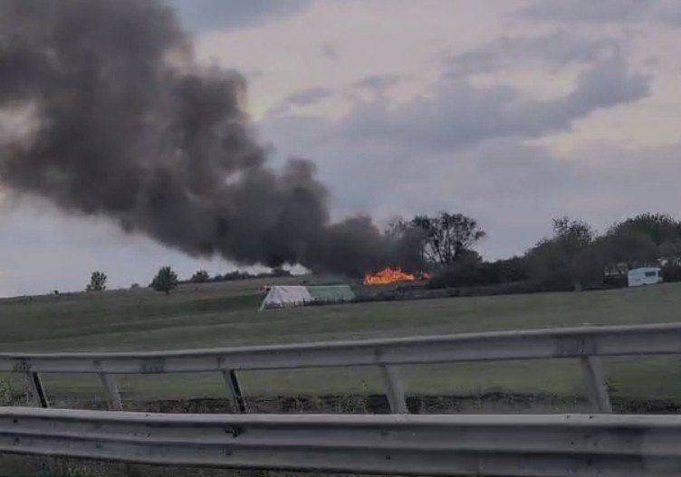 Incendiu puternic lângă o stână, la Aciliu/ video