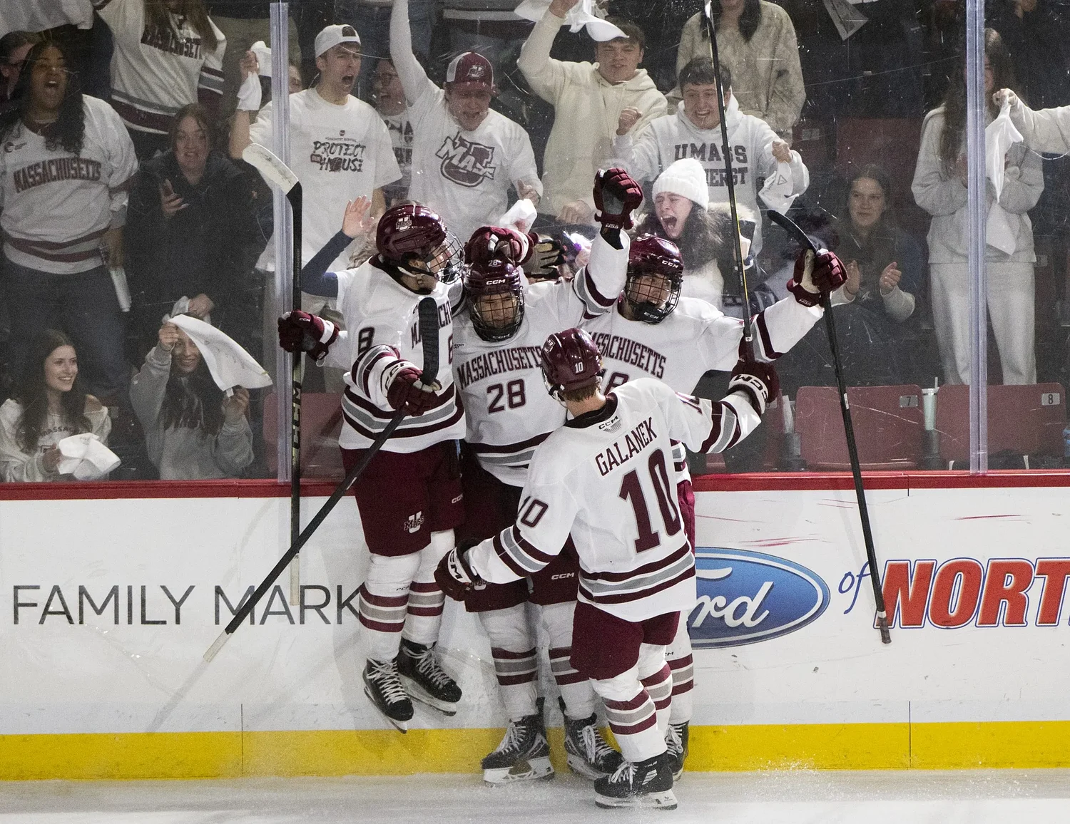 UMass hockey: Minutemen outclass UNH at Mullins, 4-0