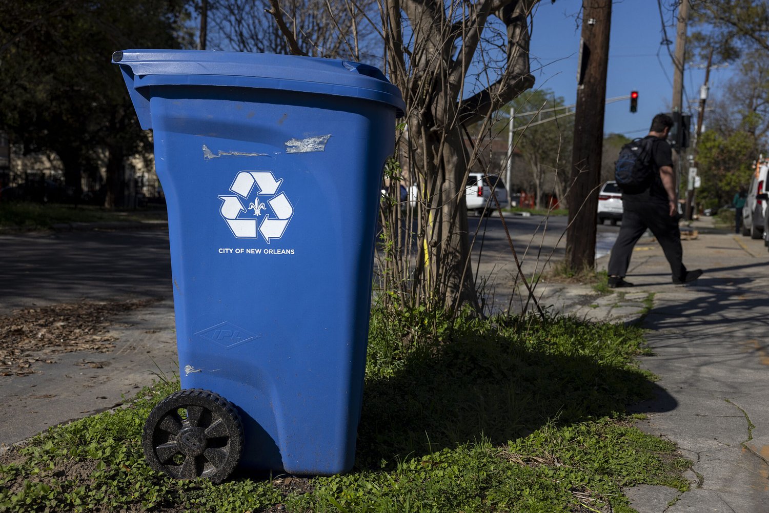 As deadline approaches, mayor seeks to revive no-cost federal grant for universal recycling — but does not want money for carts