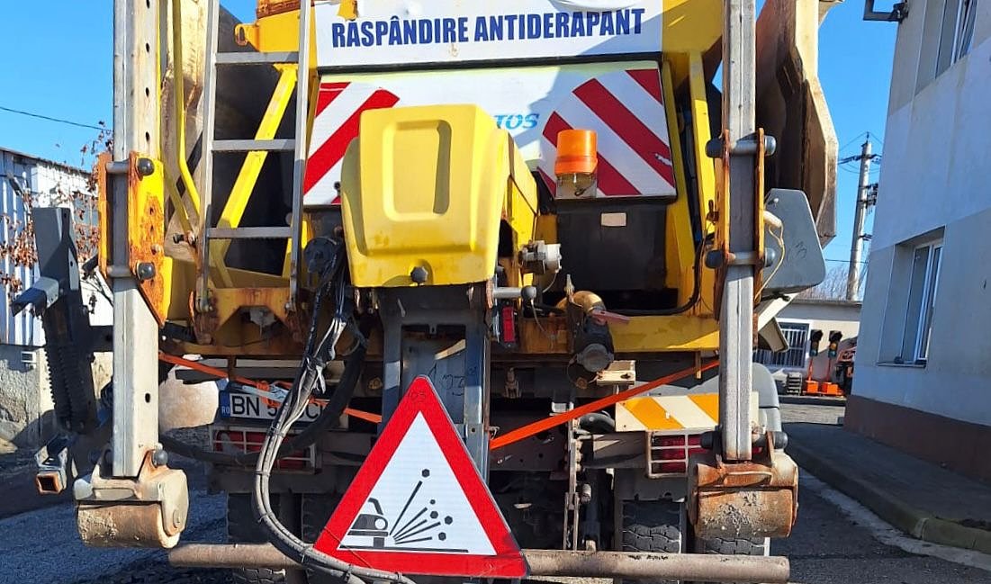 Noapte plină pentru drumari: au acționat cu 8 utilaje pe autostradă și principalele drumuri naționale din județul Sibiu