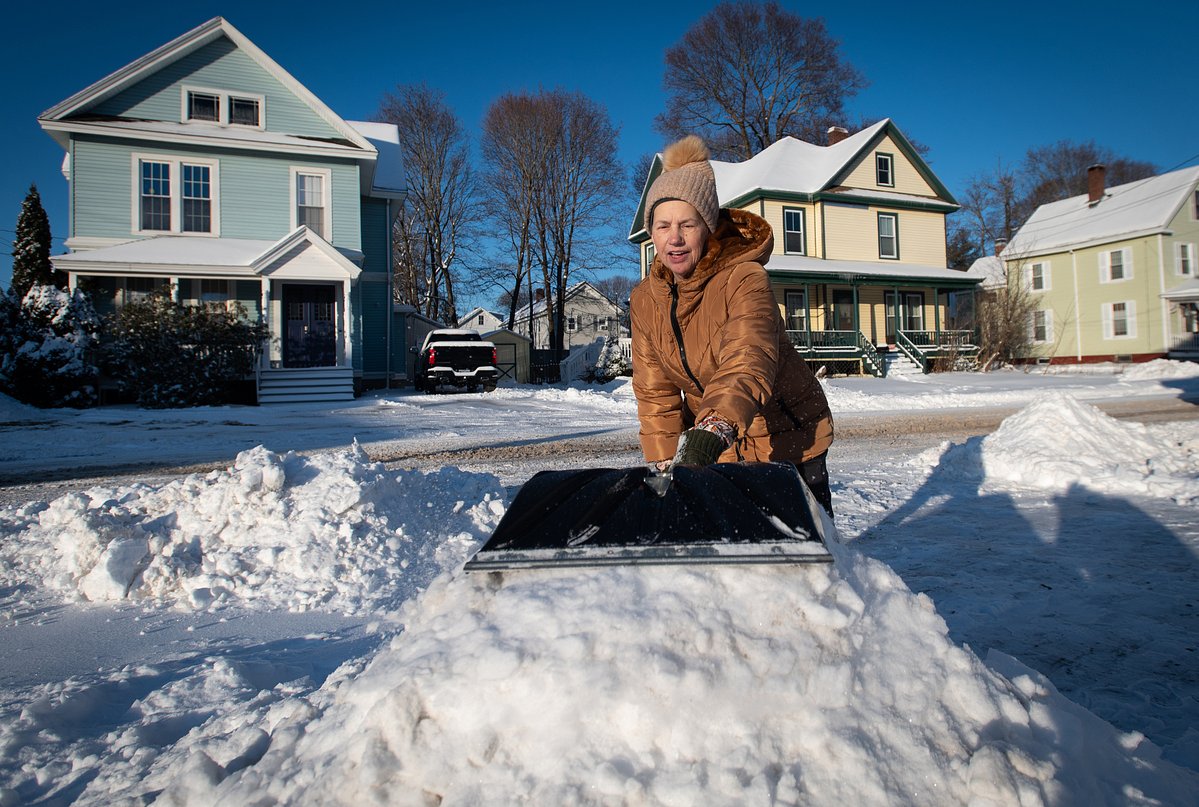 1st major snowstorm prompts closures and delays across Maine