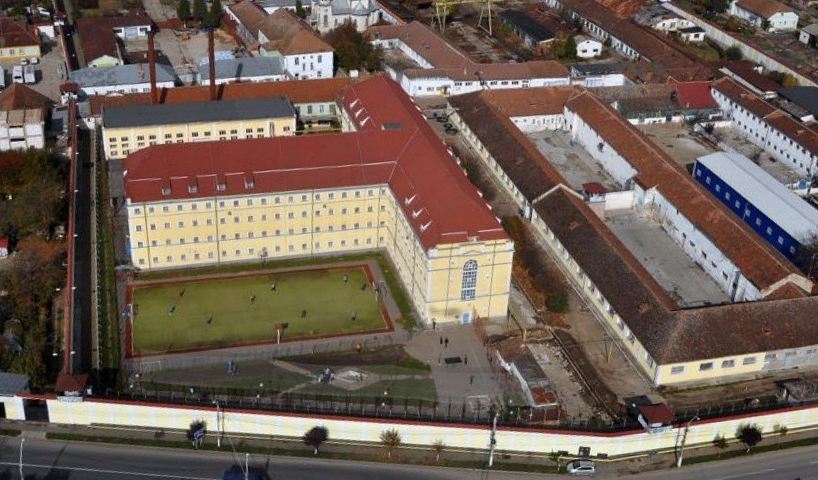 Tânăr de 23 de ani, prins de polițiști și băgat la închisoare în aceeași zi