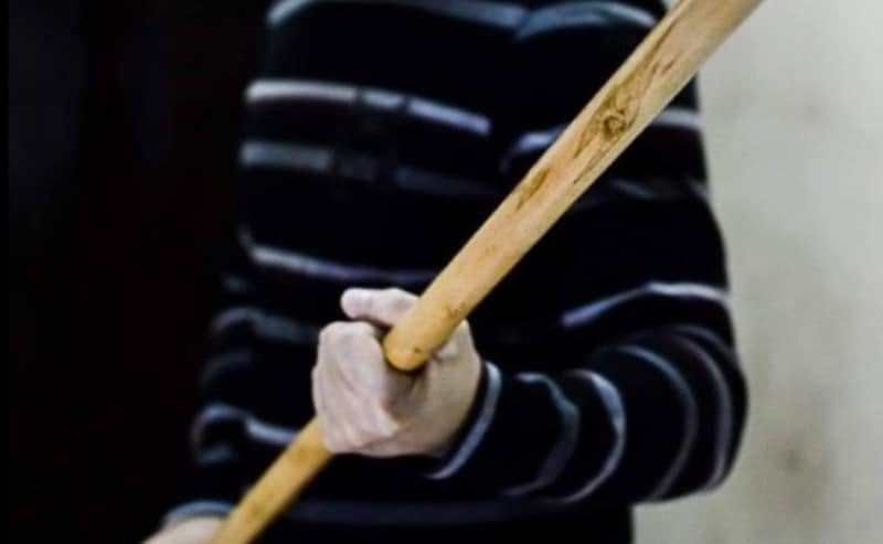 Scandal pe stradă la Sibiu: femeie lovită în cap cu un lemn de concubin